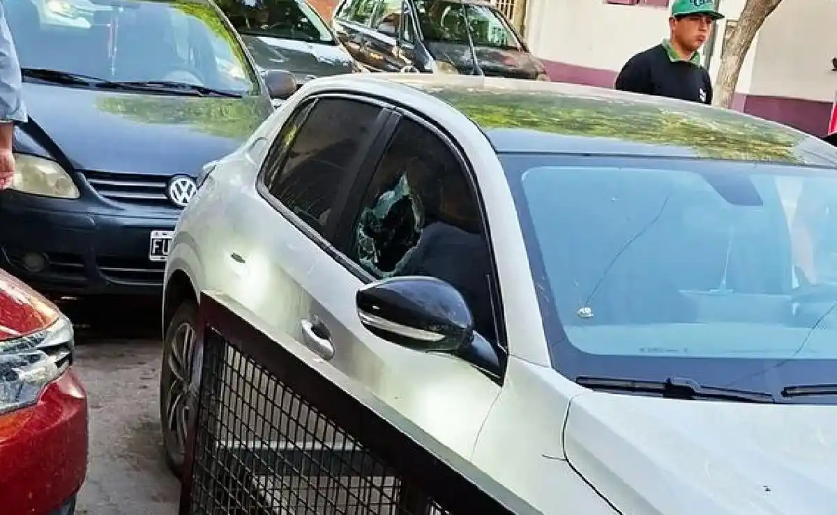 VIDEO | Relatos salvajes en Alta Gracia: destrozó un auto porque le bloqueaban el garaje