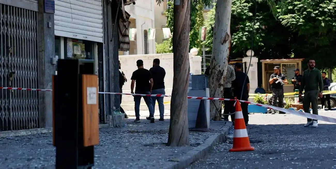 Fuerzas de seguridad y ambulancias acudieron tras las explosiones. Crédito: REUTERS.