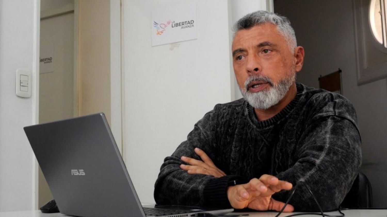 Un concejal libertario criticó el veto de Milei a la emergencia en Bahía Blanca y recibió amenazas de su propio espacio