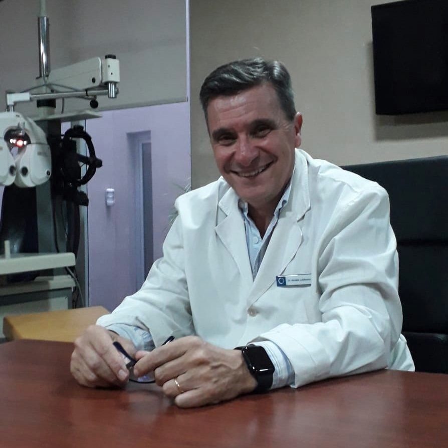 Dr. Alcides Lobbosco, especialista en oftalmología.-