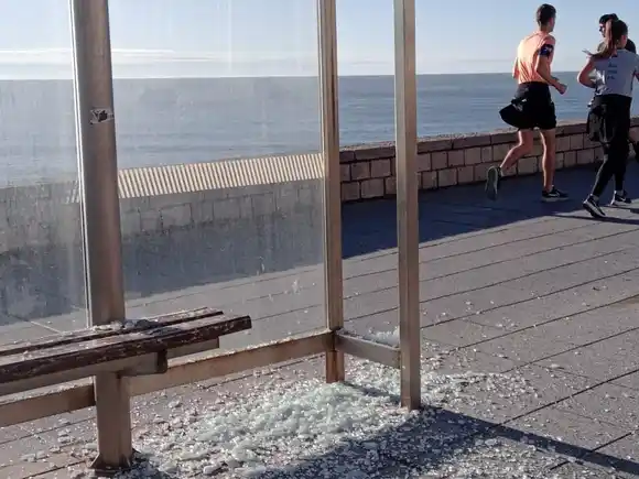 Aprehenden a violento joven que rompió una parada de colectivos y dañó autos estacionados en la costa