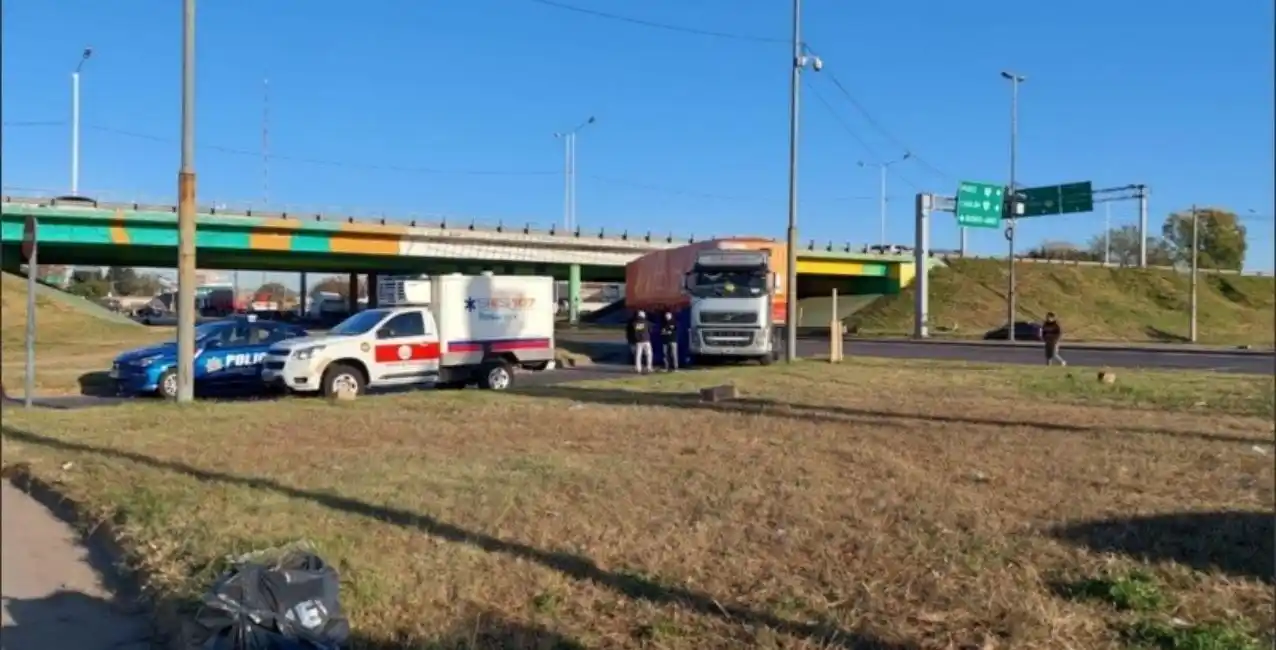 Tragedia en Rosario: un ciclista murió tras ser atropellado por un camión