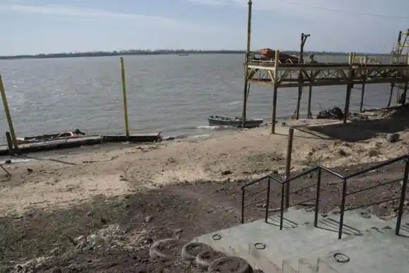 Encontraron el cuerpo de un hombre en una bajada al río: tiene una herida de bala en el abdomen