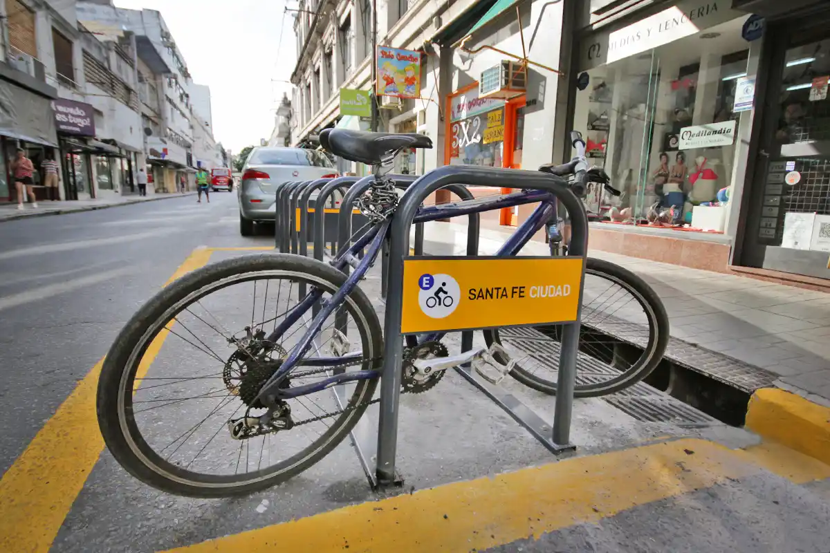 El Gobierno de la ciudad instala estacionamientos de bicicletas