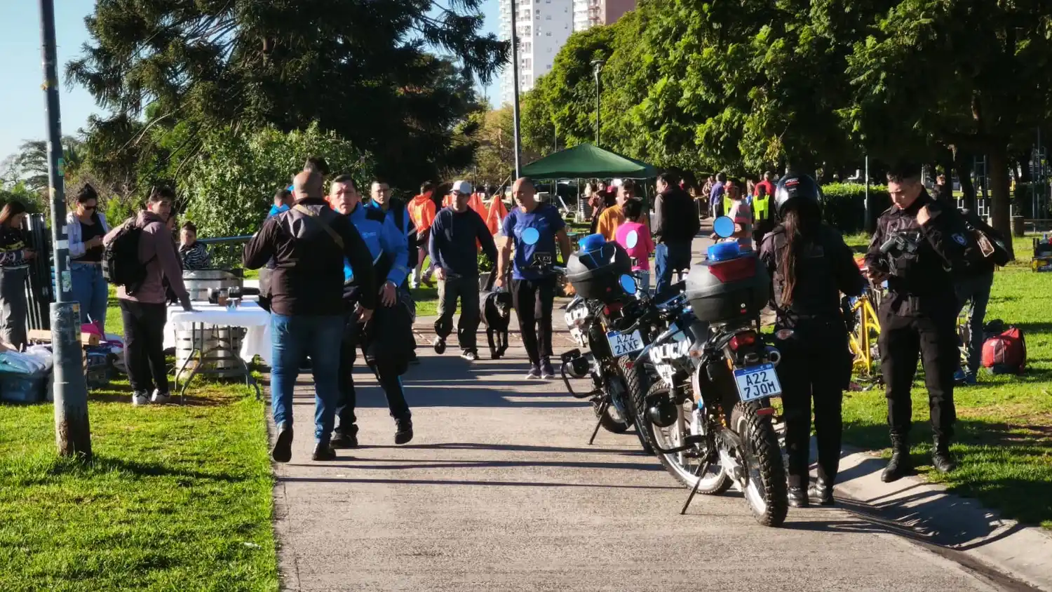 Desalojaron puestos de venta en la costanera central.