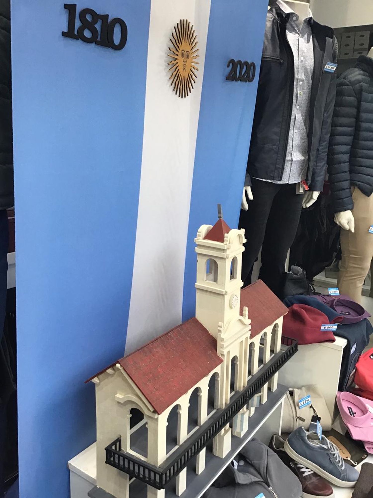 Rodriggi y su original vidriera del 25 de Mayo