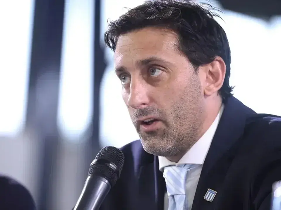 “Milito, hijo de p...”, hinchas de Racing cantaron insultos contra su presidente tras la derrota ante Tigre