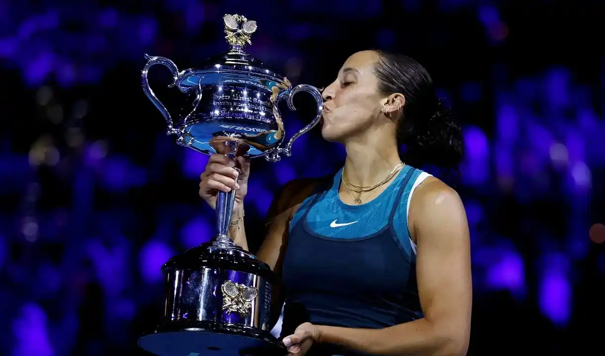 Madison Keys con el trofeo del Australian Open Femenino 2025.