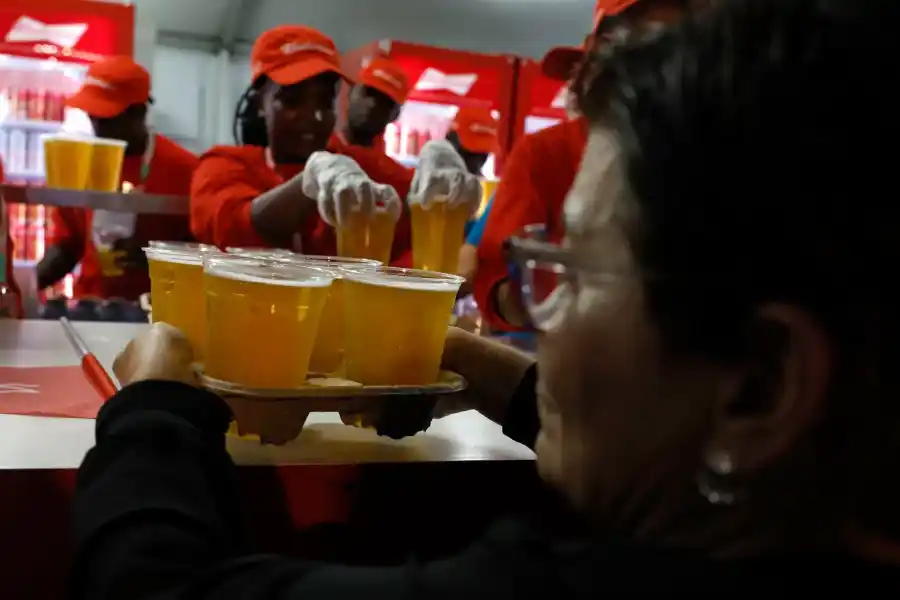 Se vendió la primer cerveza en Qatar: ¿quién la compró?, un argentino