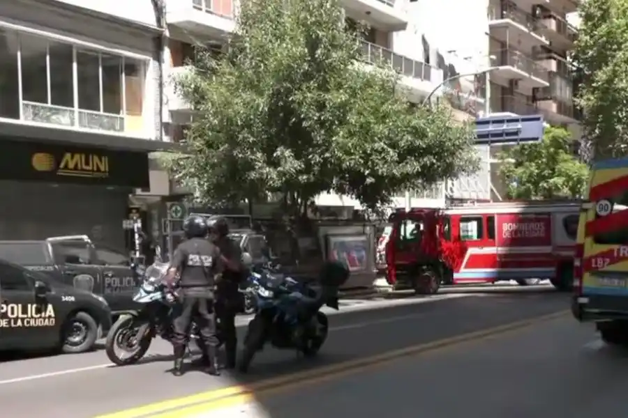 Un hombre se encerró en la terraza de un edificio y mantiene como rehén a su hijo de 6 años, en Recoleta