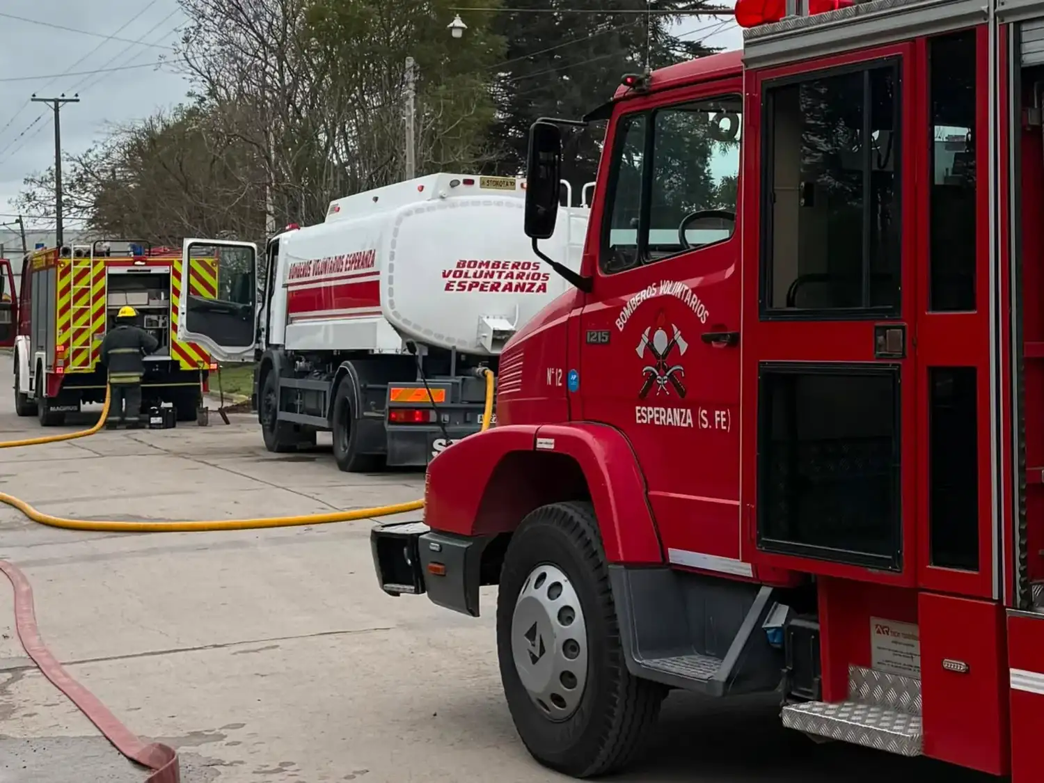 Un incendio en un galpón de Esperanza movilizó a 20 bomberos por la presencia de productos químicos - 4