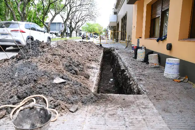 Realizan trabajos de recambio en la red cloacal de la calle Arenales