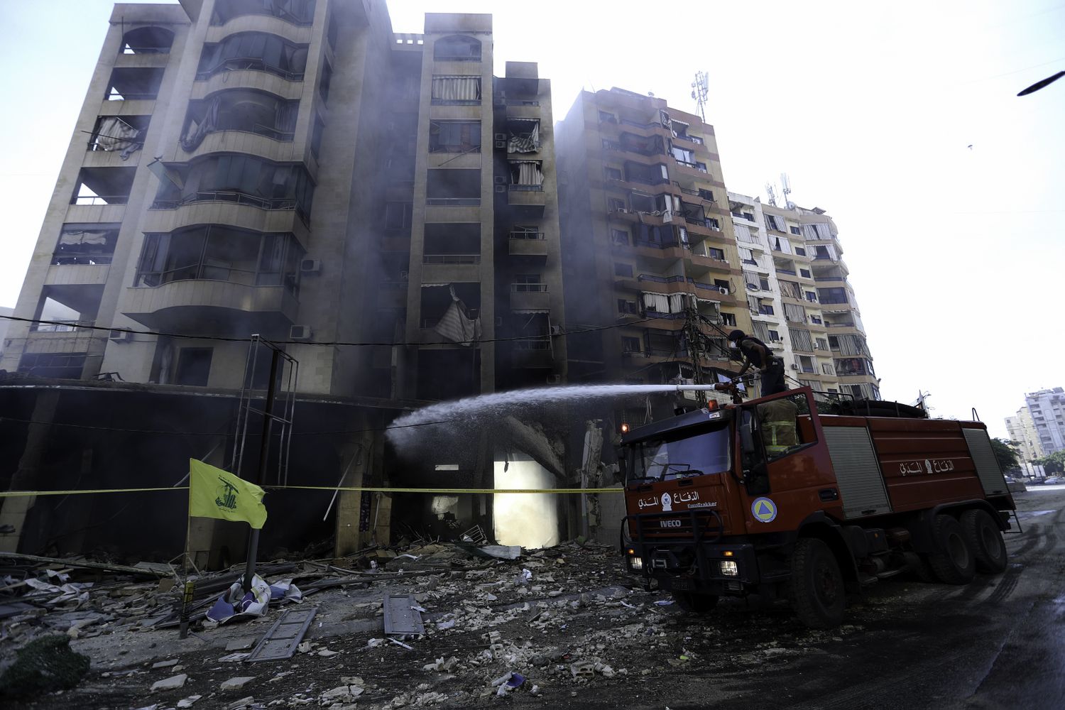 Bomberos trabajaron entre los edificios dañados por los ataques aéreos israelíes, en Beirut.