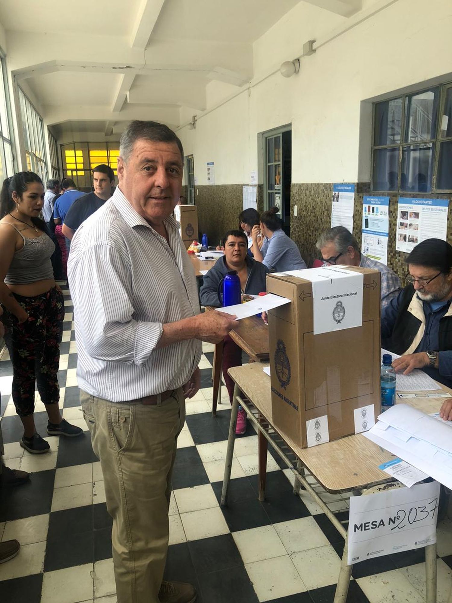 El Senador Alfredo De Ángeli votó en la ciudad: busca renovar su banca