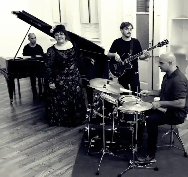 Mariana Dátola y su grupo.