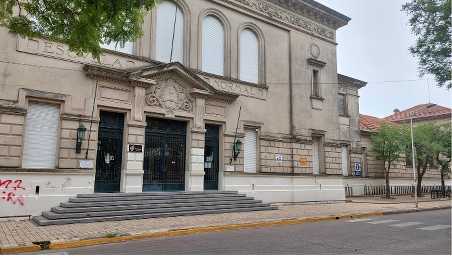 Clases suspendidas en la escuela Normal tras el fallecimiento de una alumna del nivel terciario