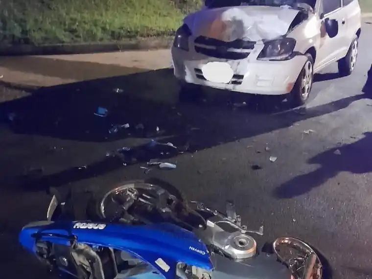 Siniestro vial en Diamante: una joven resultó lesionada tras colisión entre auto y moto