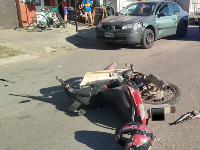 Motociclista sufrió una fractura en su rodilla tras chocar con un auto que abría su puerta