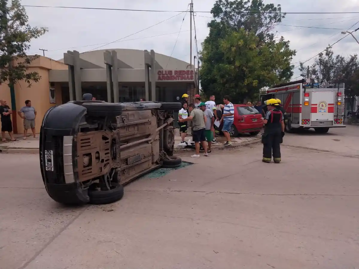 Un auto terminó en la vereda en un accidente con dos lesionados