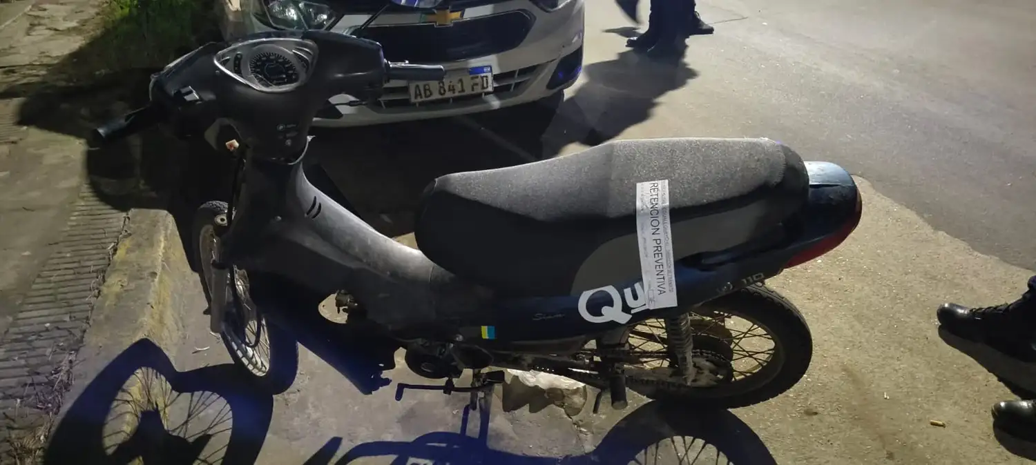 Una motociclista intentó evadir los controles de tránsito y agredió verbalmente a los agentes de policía