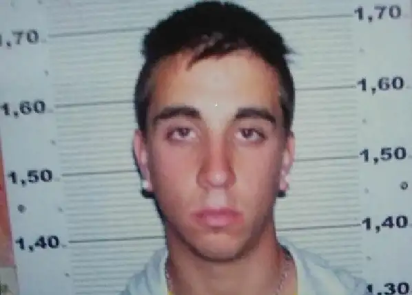 Encontraron a uno de los prófugos de la Jefatura escondido en un camión