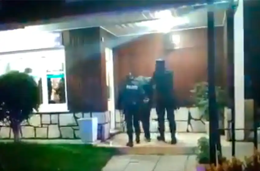 Feroz pelea de "trapitos" con cuchillo en mano por la propina de un auto