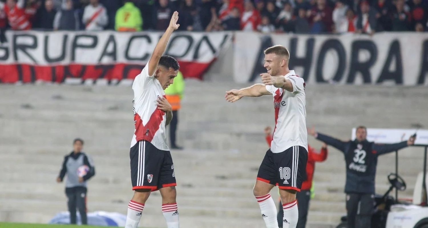 En el partido del último turno del domingo, el público que llenó el estadio Monumental gozó de un River con casi todas las luces encendidas.