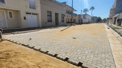 Etapa final: comenzaron a colocar los adoquines de calle Andrade