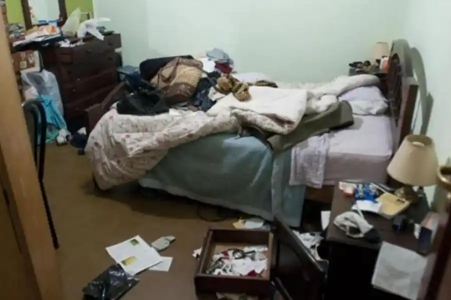 Llegó a su casa y encontró las rejas abiertas y luces prendidas: le habían entrado por una ventana