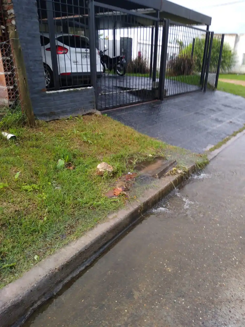 Reclamo por pérdida de agua en la vía pública