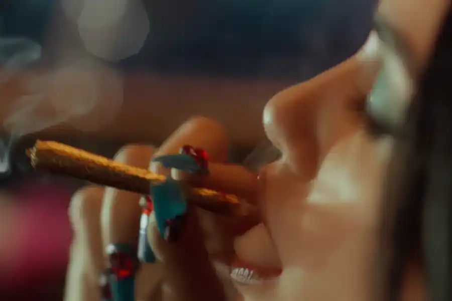 Lali fumando un cigarro al que Icardi confunde con un porro.