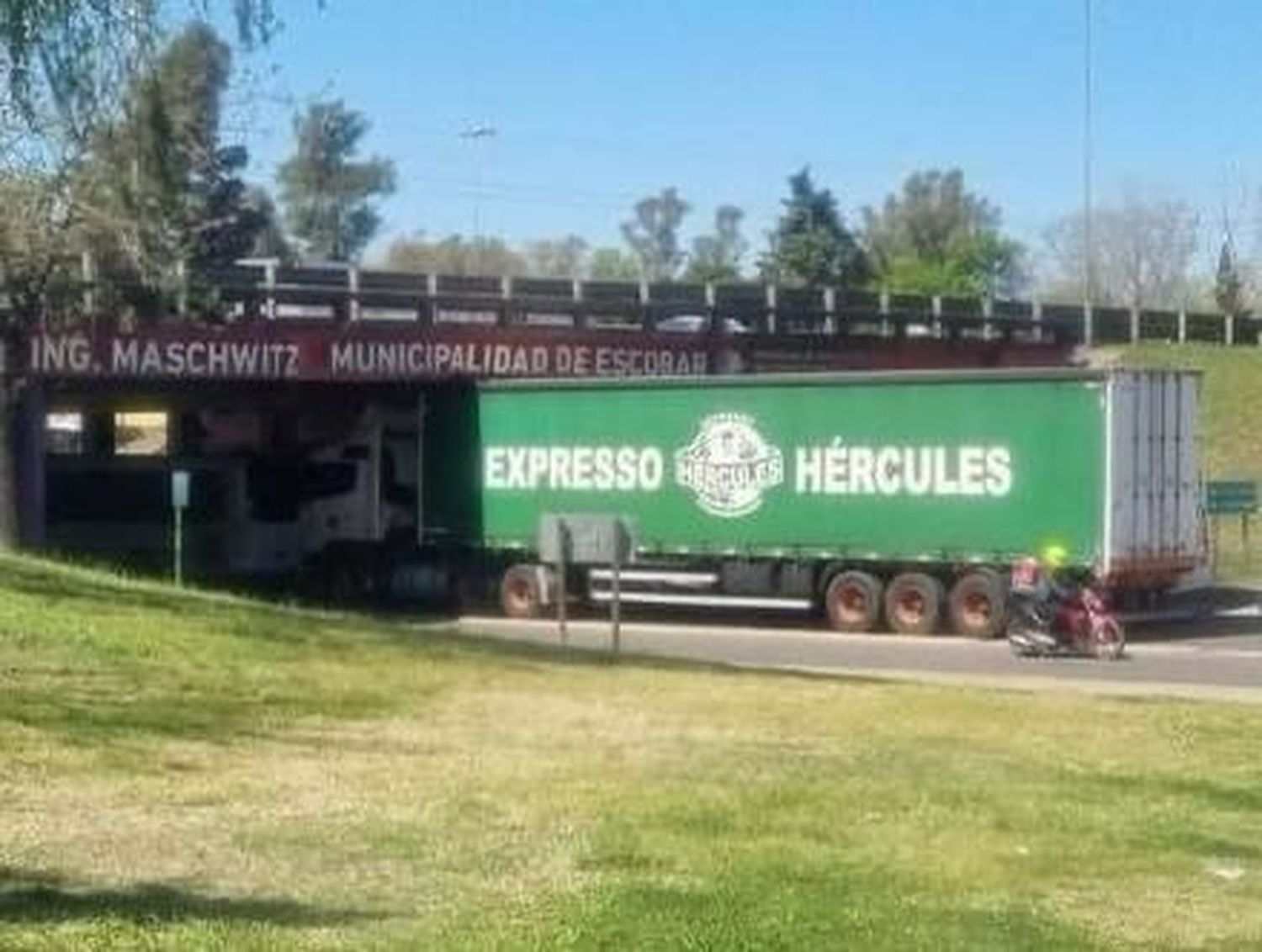 Insólito: Un camión se incrustó en un puente de Ingeniero Maschwitz