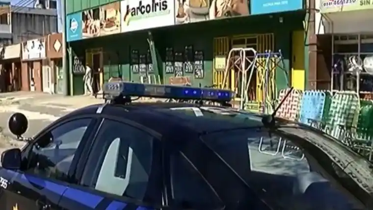 Policía a los tiros contra un ladrón en un súper rosarino
