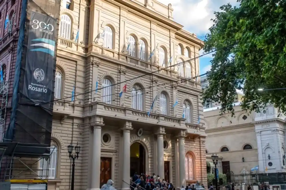Denuncian un escruche con destrozos en la Municipalidad de Rosario