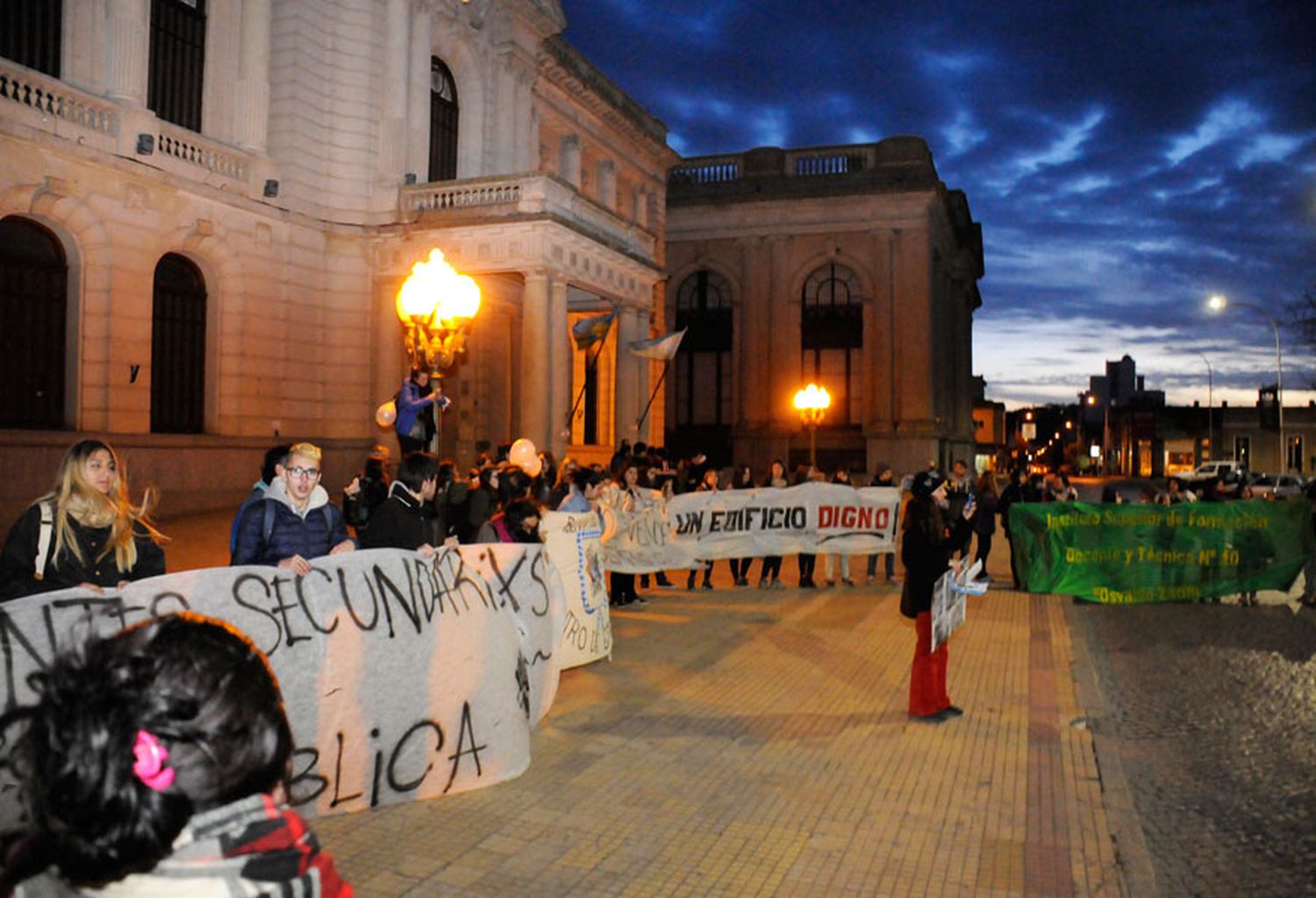 La comunidad educativa del Conservatorio marchó al Municipio tras la caída del cielorraso