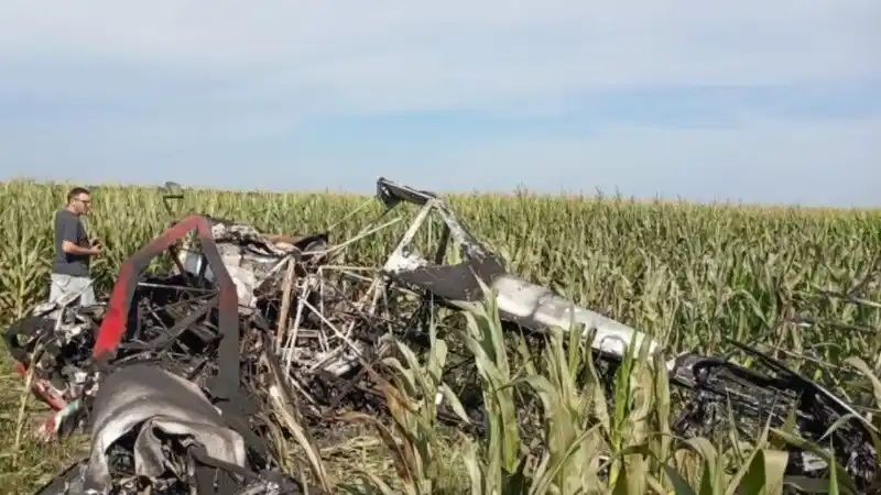 Un piloto rosarino sobrevivió de milagro tras estrellarse con una avioneta fumigadora en un campo de Entre Ríos