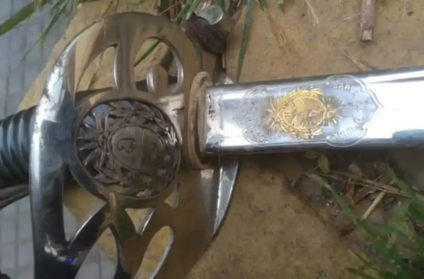 Atacó a su pareja con un sable militar a metros del parque Urquiza