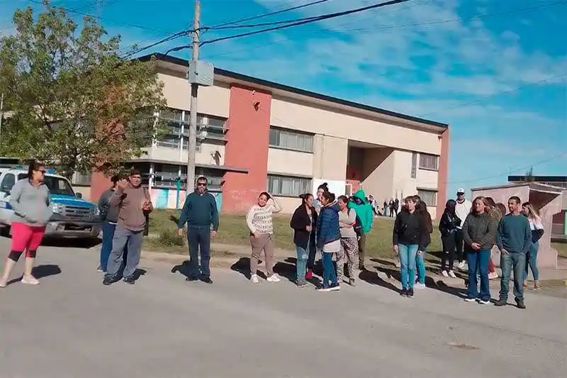 Tandil: Denuncian que estudiantes de un colegio son agredidos por jóvenes del barrio no escolarizados