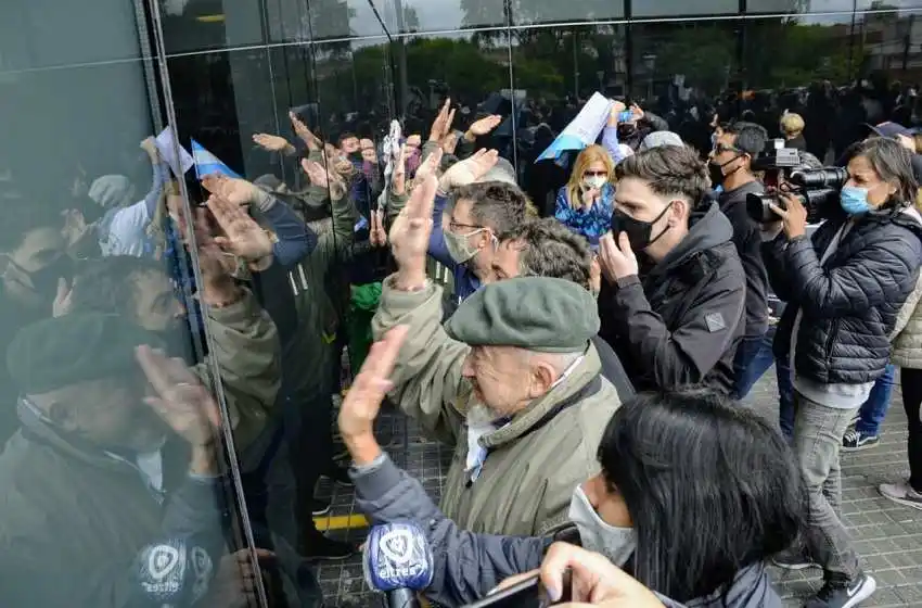 Prisión preventiva para el joven que atropelló a los motochorros: bronca, dolor e impotencia frente al Centro de Justicia Penal