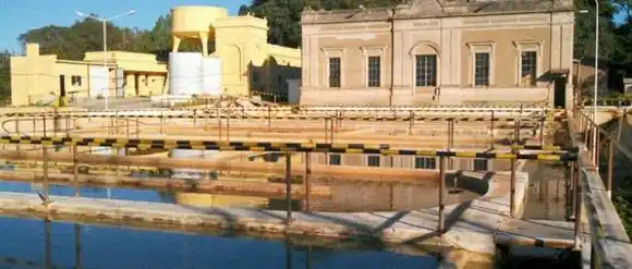 Tareas de mantenimiento en la planta de agua en San Carlos