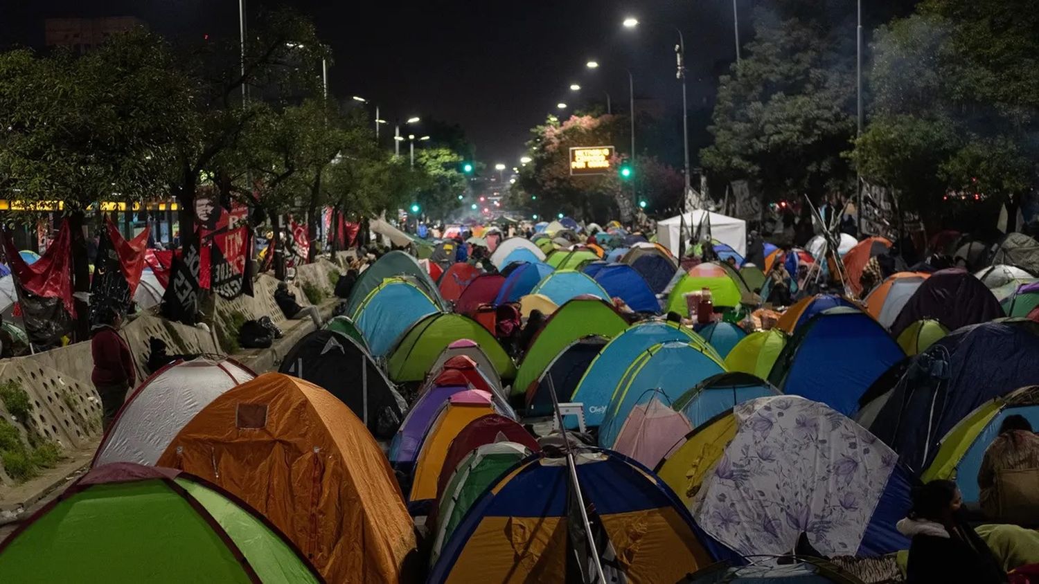 "Deslegitimando la subordinación al caos social planificado"