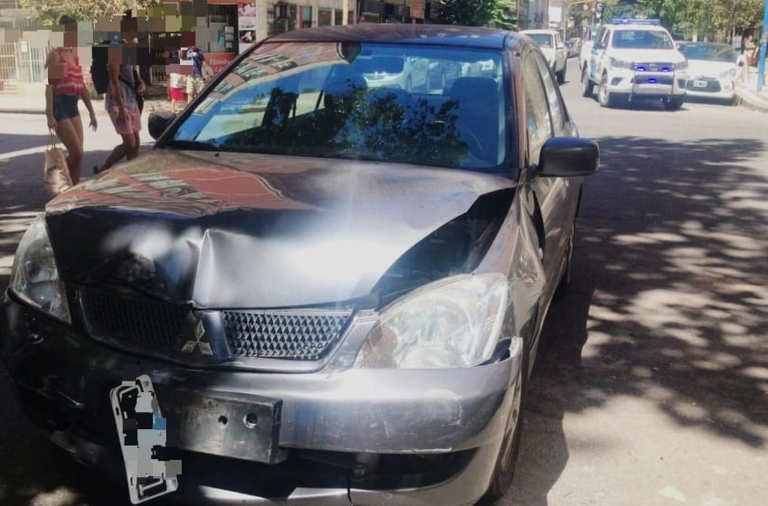 Choque entre un auto y un remis en Las Heras y Almirante Brown