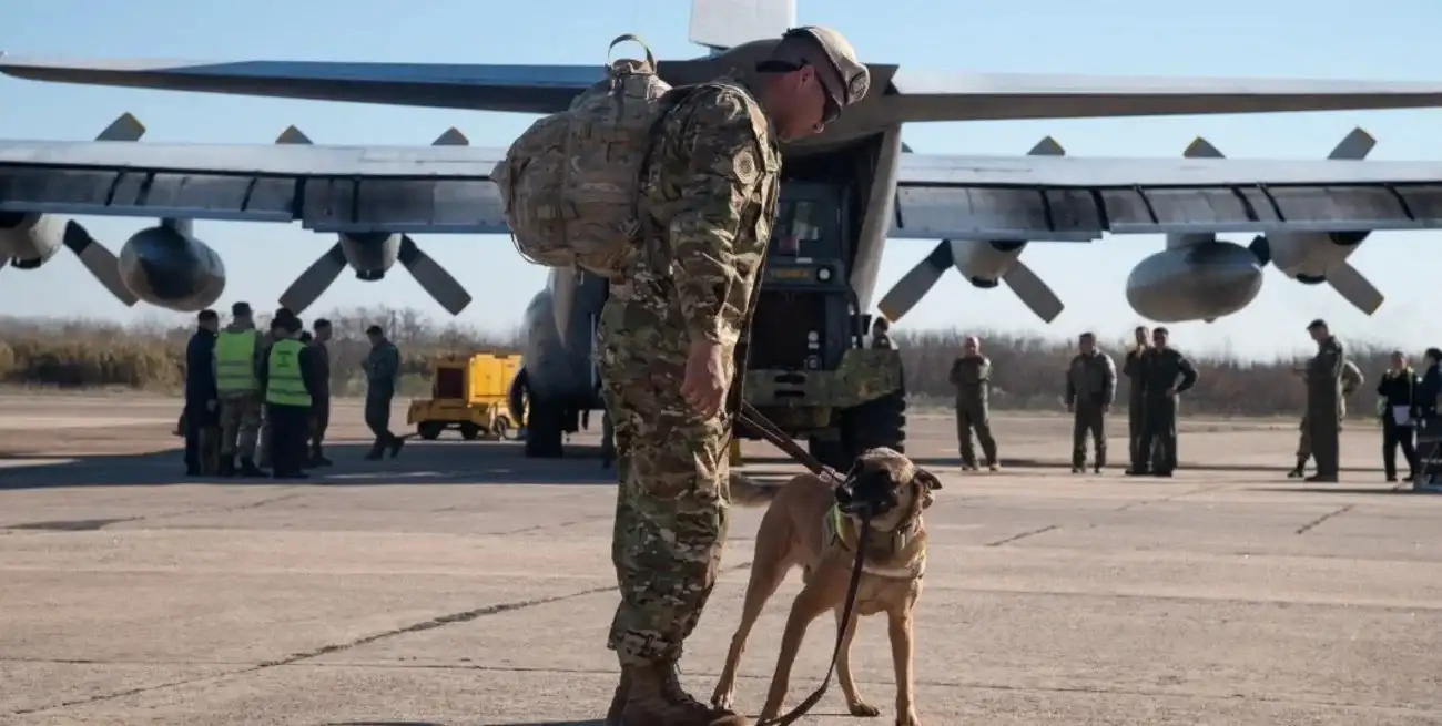 Se suman además dos binomios perro-guía pertenecientes a la brigada certificada USAR del Ejército Argentino.