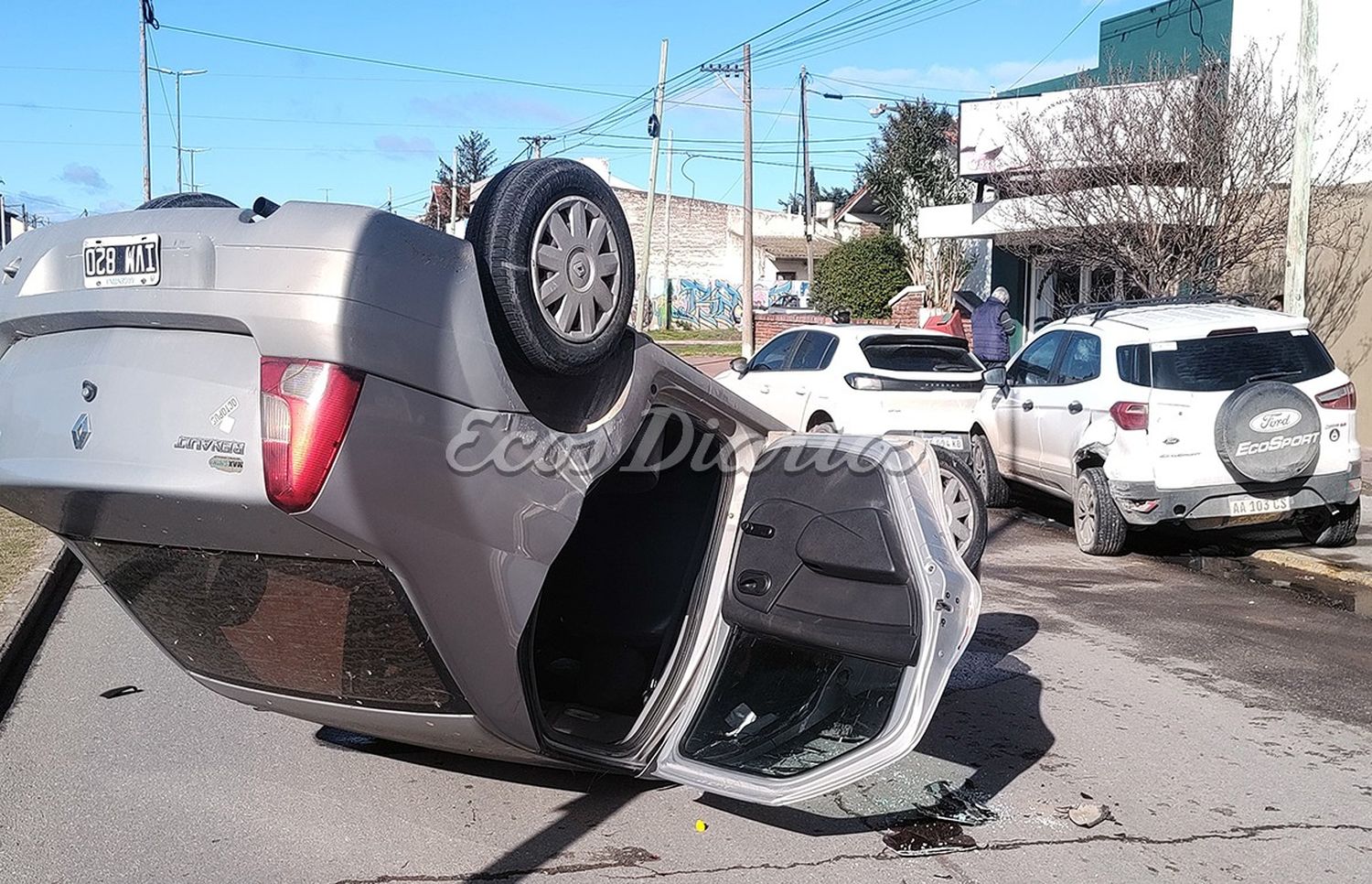 Con las ruedas para arriba. Quedó el auto en la avenida