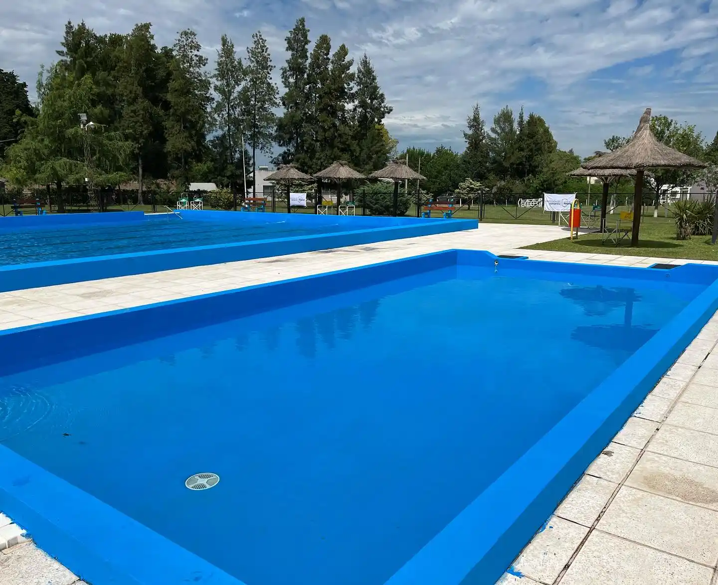 A falta de río, buenas son las piletas