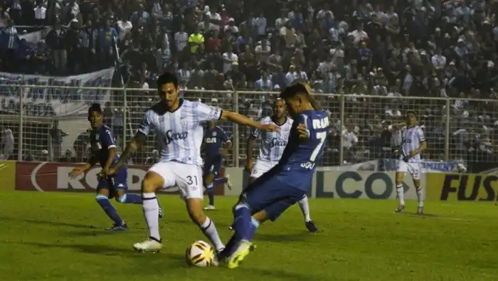 Racing pasó de ganarlo a casi perderlo
