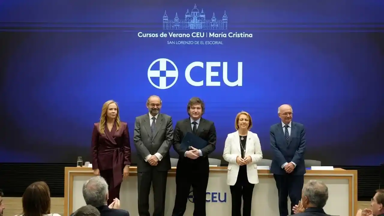 Milei con las autoridades de CEU San Pablo, en Madrid (X/@FundacionCEU).