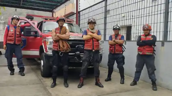 ¡ASÍ SE GANAN LA VIDA LOS BOMBEROS! Salvando la de otros (+VIDEO)