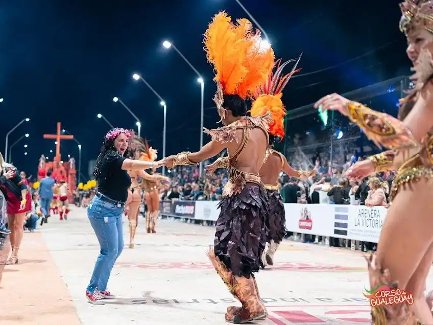 Con la visita del Gobernador Frigerio, se vive la segunda noche de "el corso más divertido"