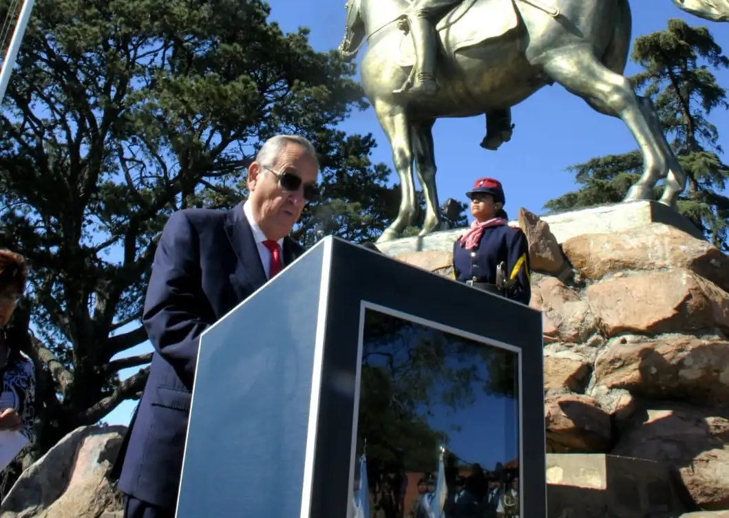 Lunghi habló a los pies del monumento al fundador.